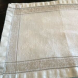 Williams Sonoma Elegant Linen Placemats